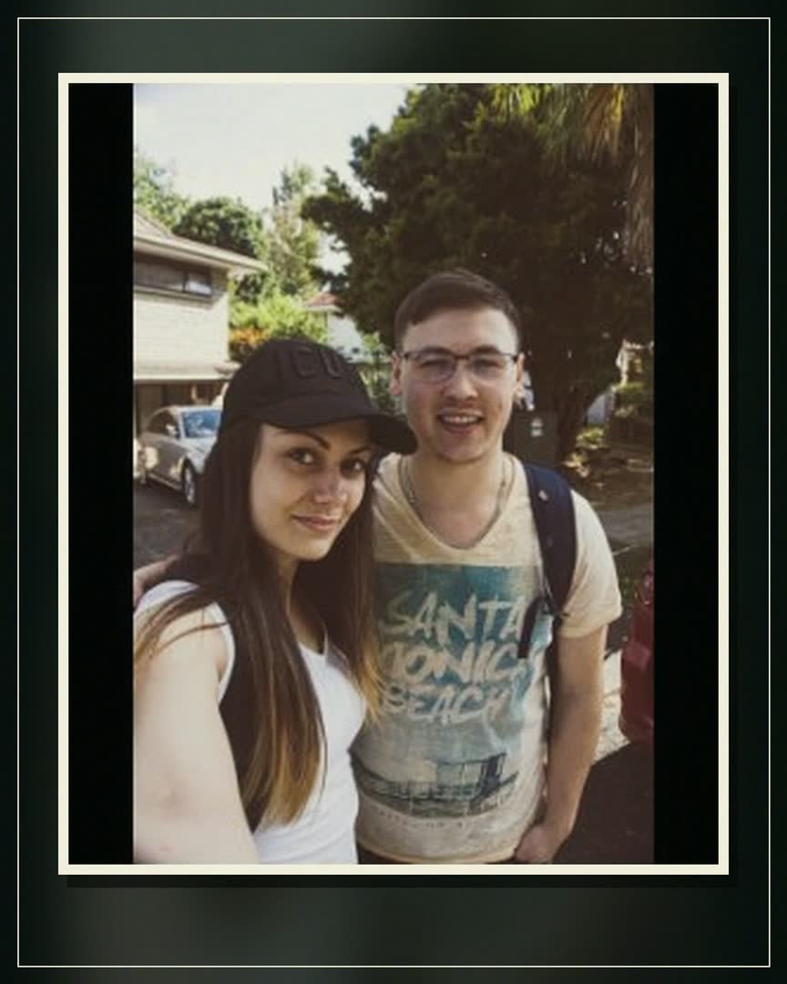 Devítidílný camera-roll Víti a Terky: letadlo, mapa letu, selfie, první ulice a Auckland během prvních 48 hodin.