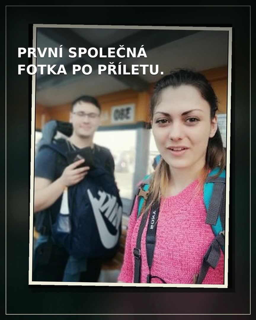 Devítidílný camera-roll Víti a Terky: letadlo, mapa letu, selfie, první ulice a Auckland během prvních 48 hodin.