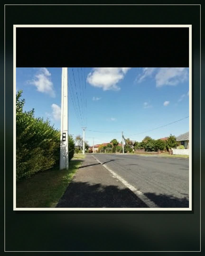 Devítidílný camera-roll Víti a Terky: letadlo, mapa letu, selfie, první ulice a Auckland během prvních 48 hodin.