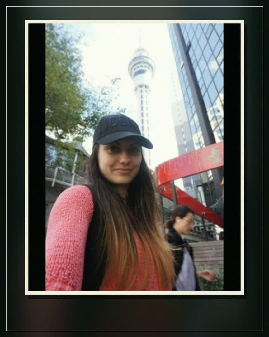 Devítidílný camera-roll Víti a Terky: letadlo, mapa letu, selfie, první ulice a Auckland během prvních 48 hodin.